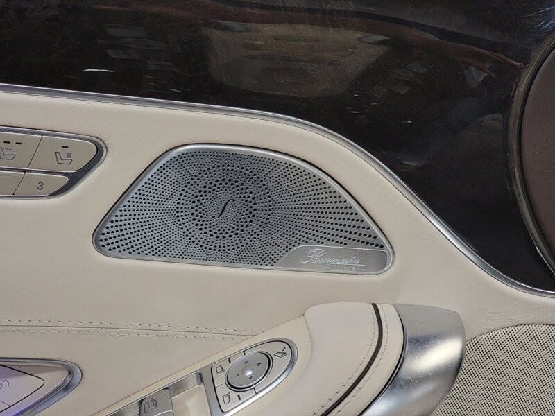 Mercedes-Benz 550 Vehicle Full-screen Gallery Image 20