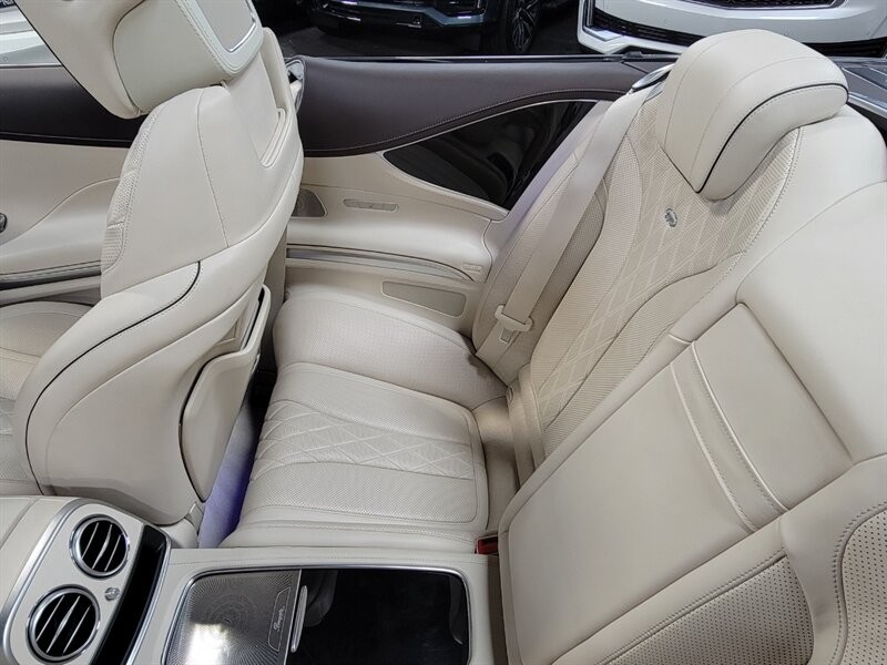 Mercedes-Benz 550 Vehicle Full-screen Gallery Image 24