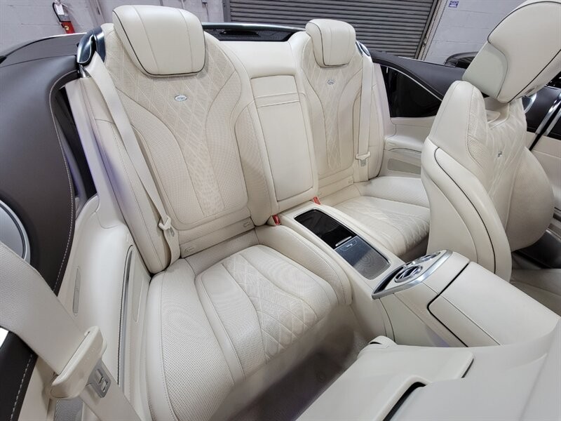 Mercedes-Benz 550 Vehicle Full-screen Gallery Image 26