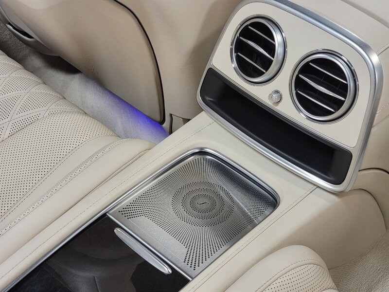 Mercedes-Benz 550 Vehicle Full-screen Gallery Image 27