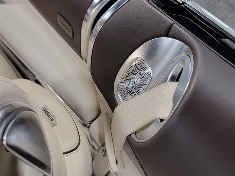 Mercedes-Benz 550 Vehicle Full-screen Gallery Image 30