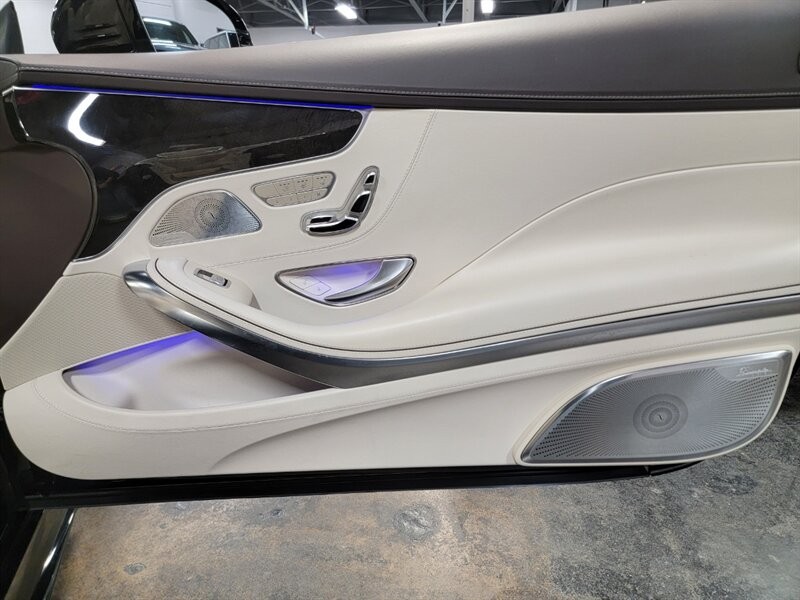 Mercedes-Benz 550 Vehicle Full-screen Gallery Image 35