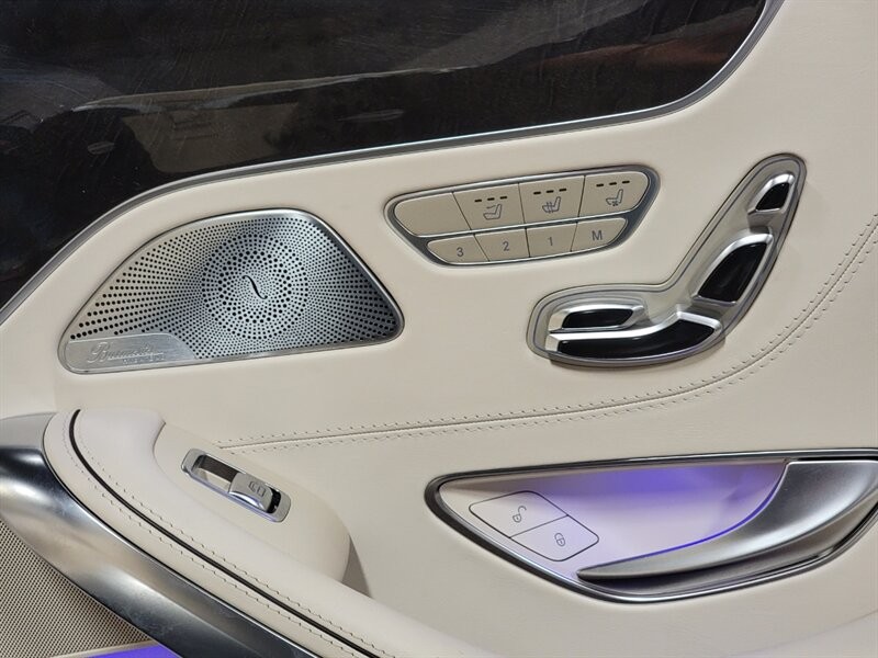 Mercedes-Benz 550 Vehicle Full-screen Gallery Image 36