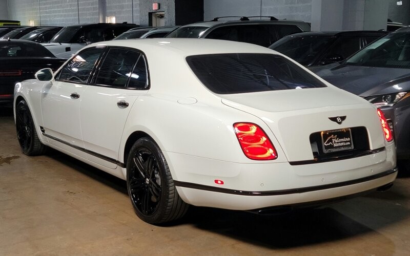 Bentley Mulsanne Vehicle Full-screen Gallery Image 06