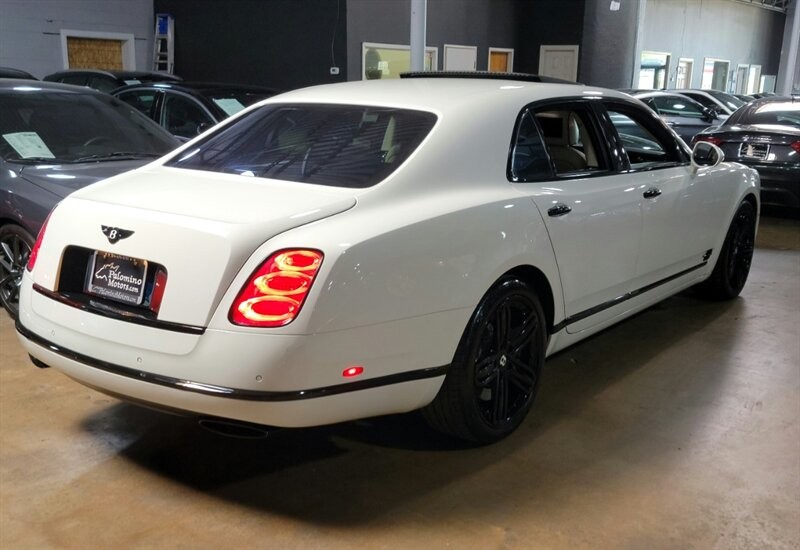 Bentley Mulsanne Vehicle Full-screen Gallery Image 08