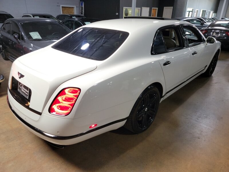 Bentley Mulsanne Vehicle Full-screen Gallery Image 09