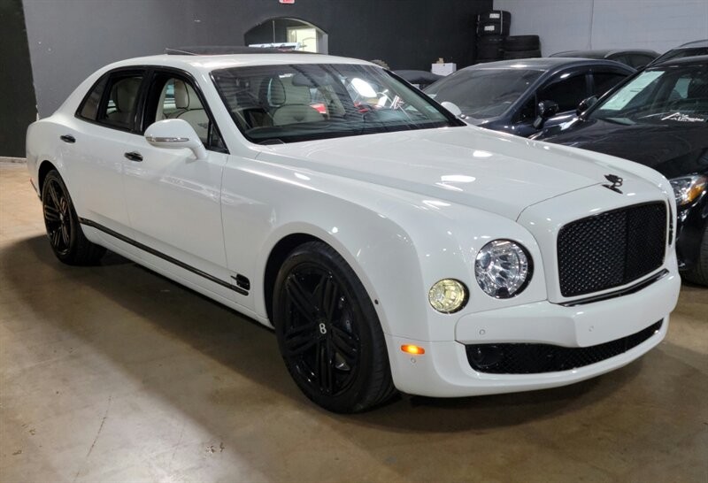 Bentley Mulsanne Vehicle Full-screen Gallery Image 12