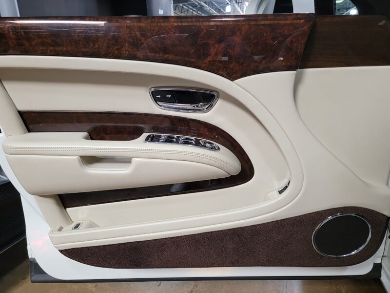 Bentley Mulsanne Vehicle Full-screen Gallery Image 14