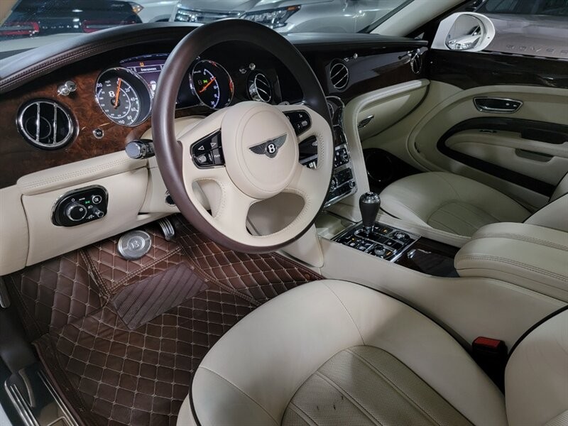 Bentley Mulsanne Vehicle Full-screen Gallery Image 15