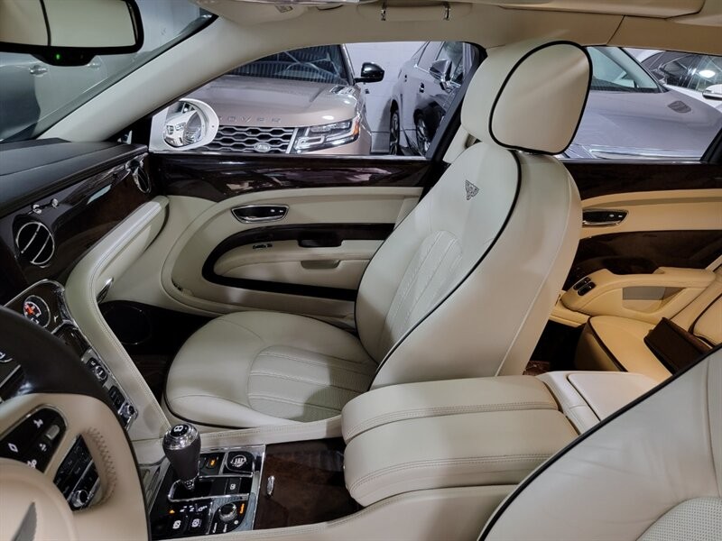 Bentley Mulsanne Vehicle Full-screen Gallery Image 16
