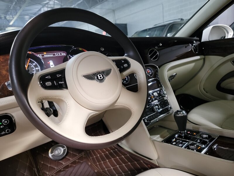 Bentley Mulsanne Vehicle Full-screen Gallery Image 19