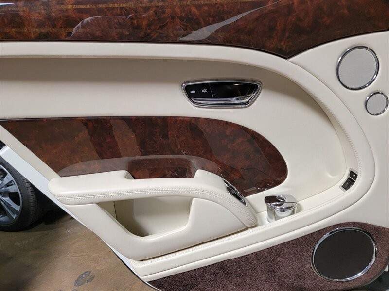 Bentley Mulsanne Vehicle Full-screen Gallery Image 20