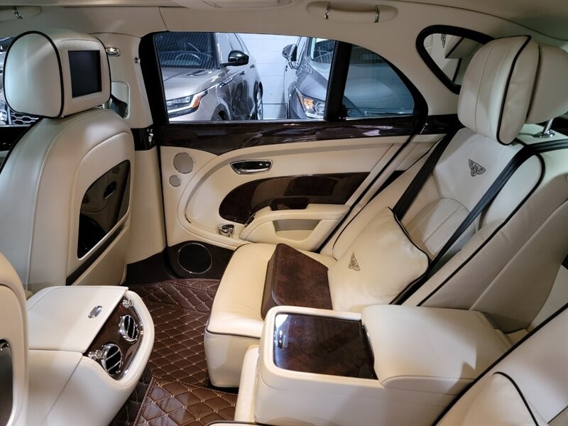 Bentley Mulsanne Vehicle Full-screen Gallery Image 22