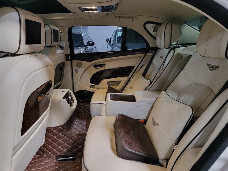 Bentley Mulsanne Vehicle Full-screen Gallery Image 23