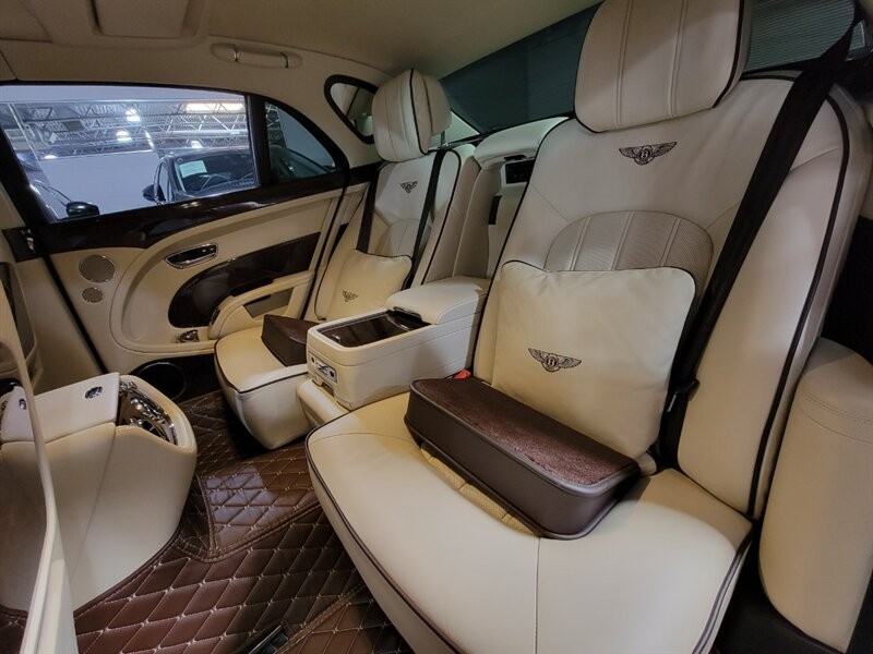 Bentley Mulsanne Vehicle Full-screen Gallery Image 24