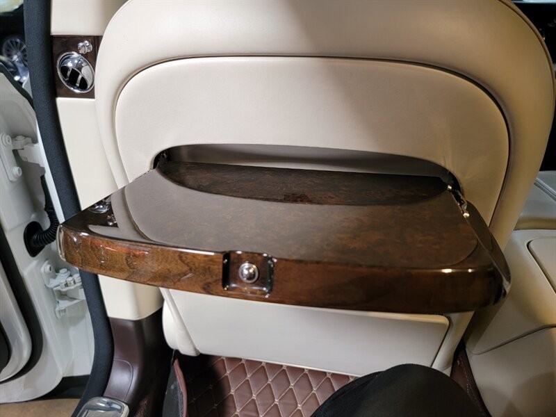 Bentley Mulsanne Vehicle Full-screen Gallery Image 27