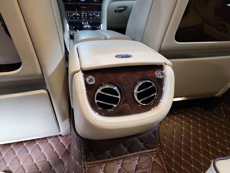 Bentley Mulsanne Vehicle Full-screen Gallery Image 28