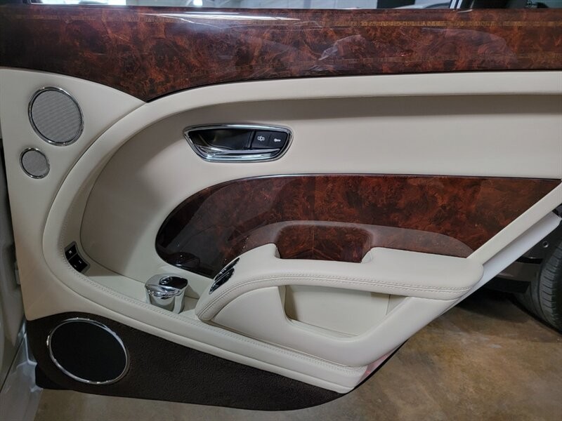 Bentley Mulsanne Vehicle Full-screen Gallery Image 30