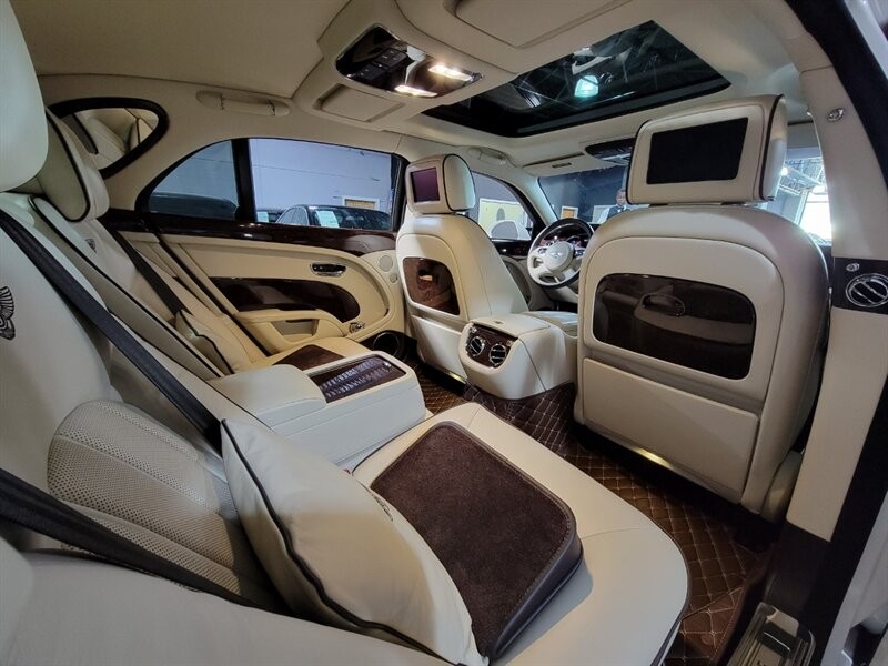 Bentley Mulsanne Vehicle Full-screen Gallery Image 31
