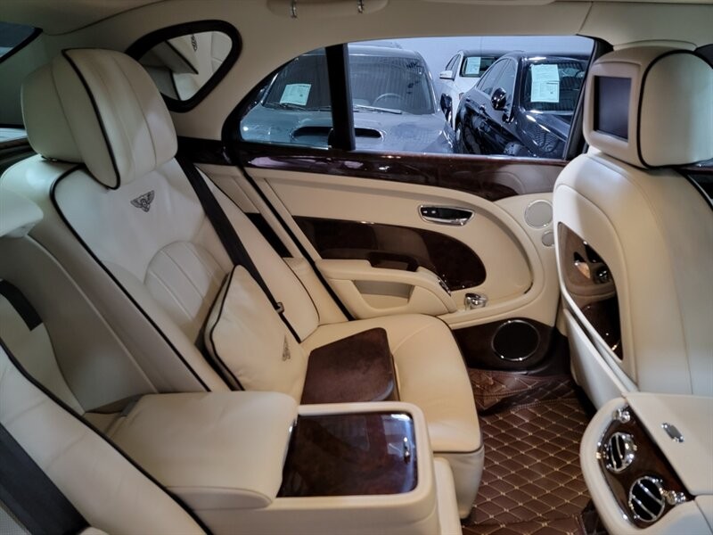 Bentley Mulsanne Vehicle Full-screen Gallery Image 32