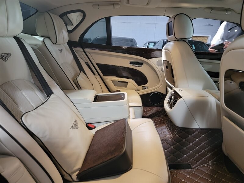 Bentley Mulsanne Vehicle Full-screen Gallery Image 33