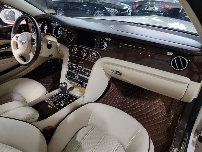 Bentley Mulsanne Vehicle Full-screen Gallery Image 36