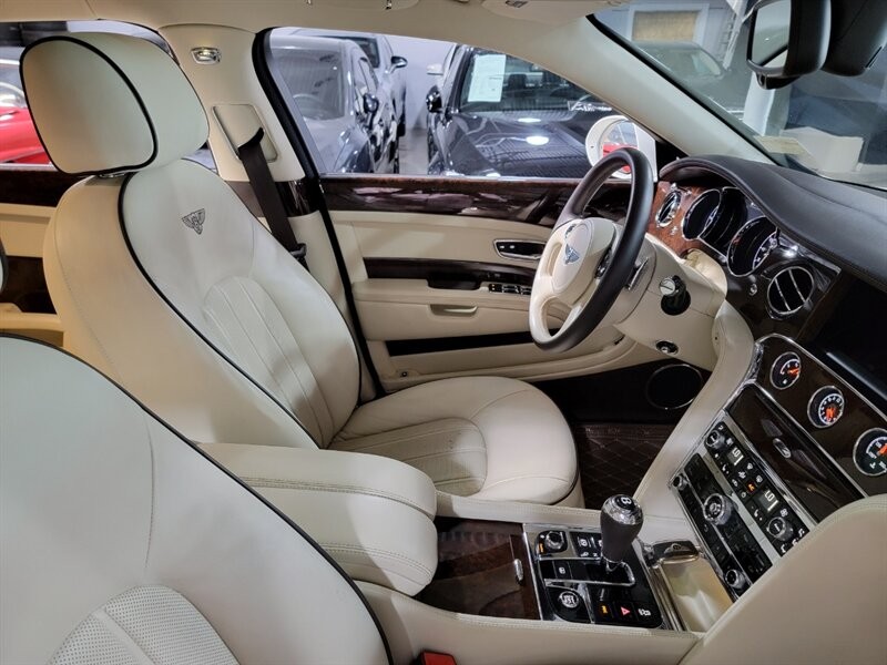 Bentley Mulsanne Vehicle Full-screen Gallery Image 37