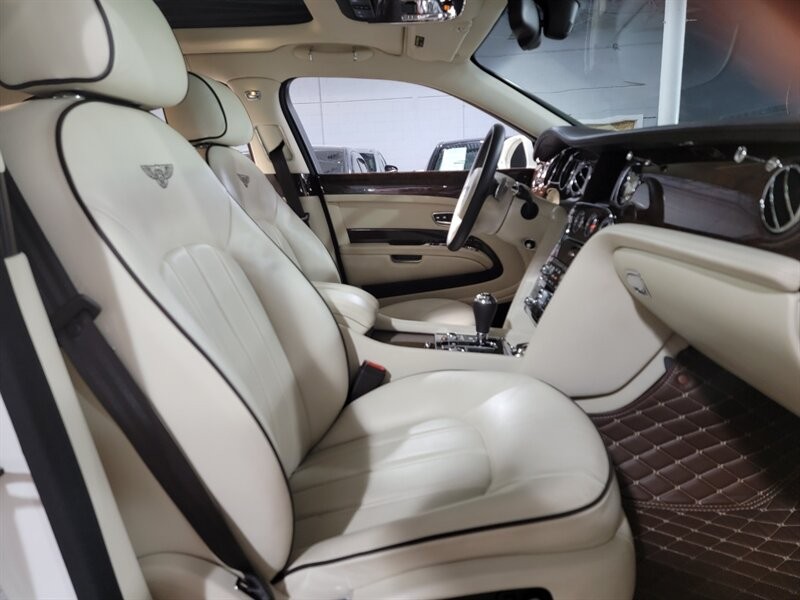 Bentley Mulsanne Vehicle Full-screen Gallery Image 38