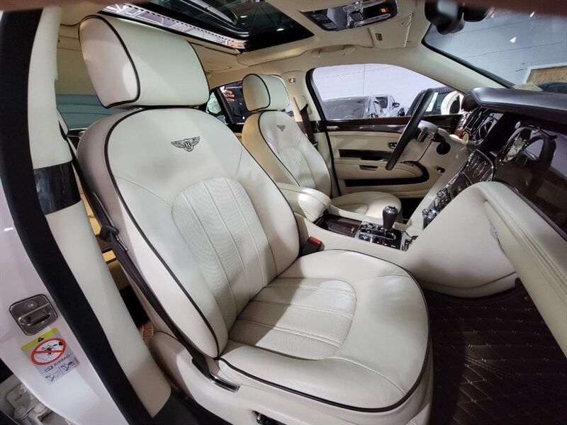 Bentley Mulsanne Vehicle Full-screen Gallery Image 39