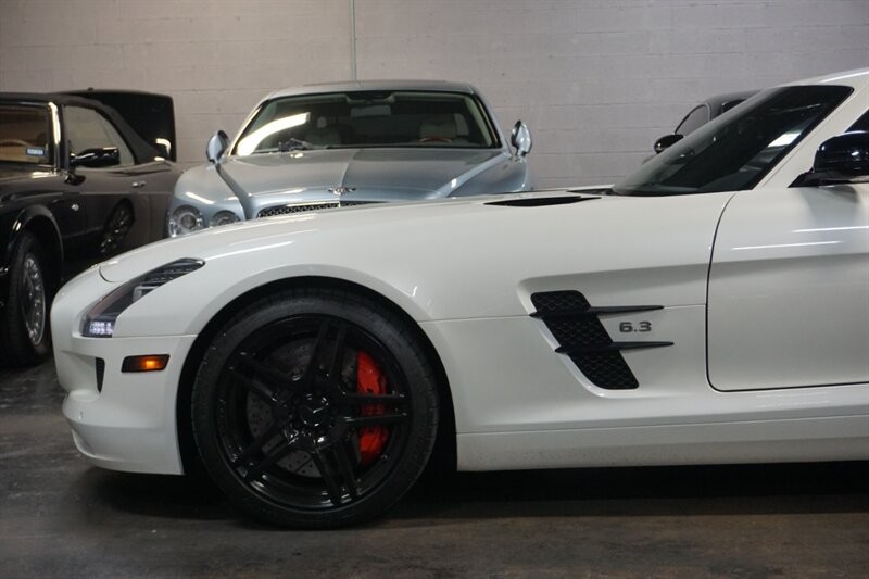 Mercedes-Benz SLS AMG GT Vehicle Full-screen Gallery Image 04