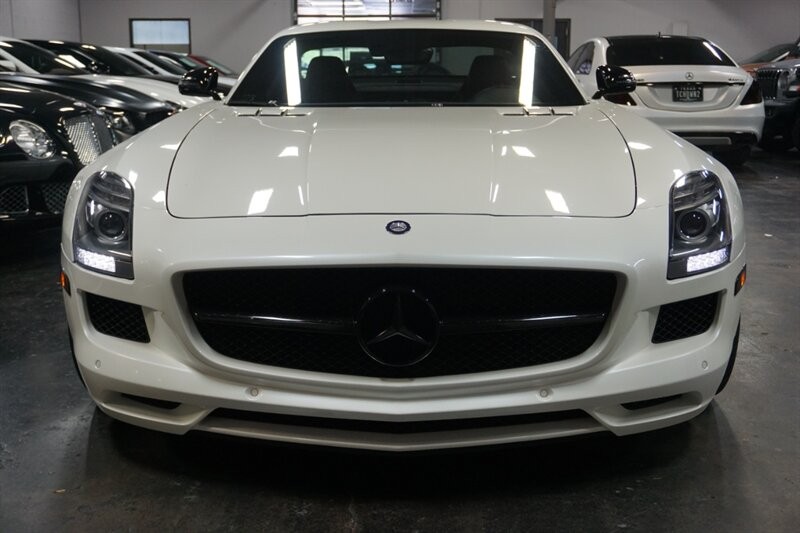 Mercedes-Benz SLS AMG GT Vehicle Full-screen Gallery Image 09