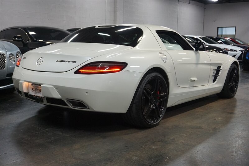 Mercedes-Benz SLS AMG GT Vehicle Full-screen Gallery Image 12