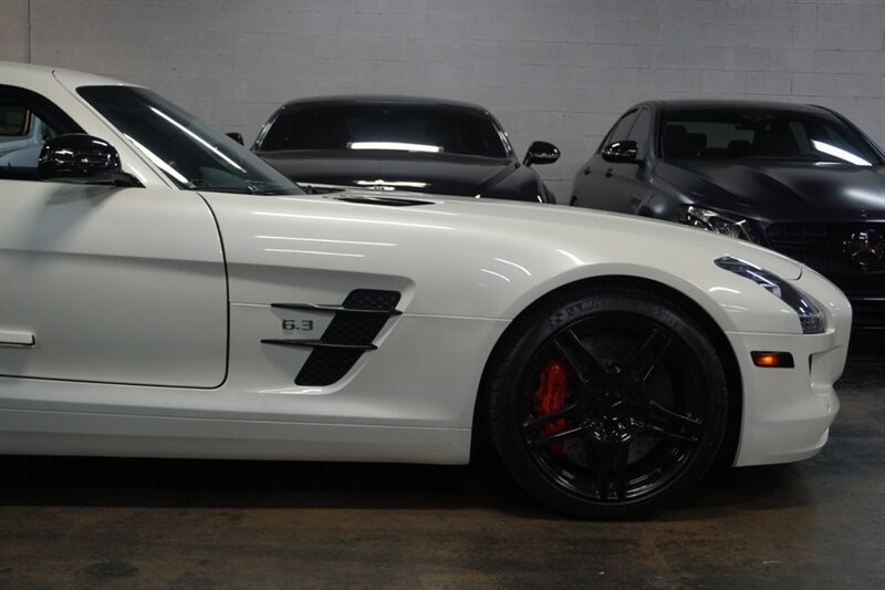 Mercedes-Benz SLS AMG GT Vehicle Full-screen Gallery Image 14