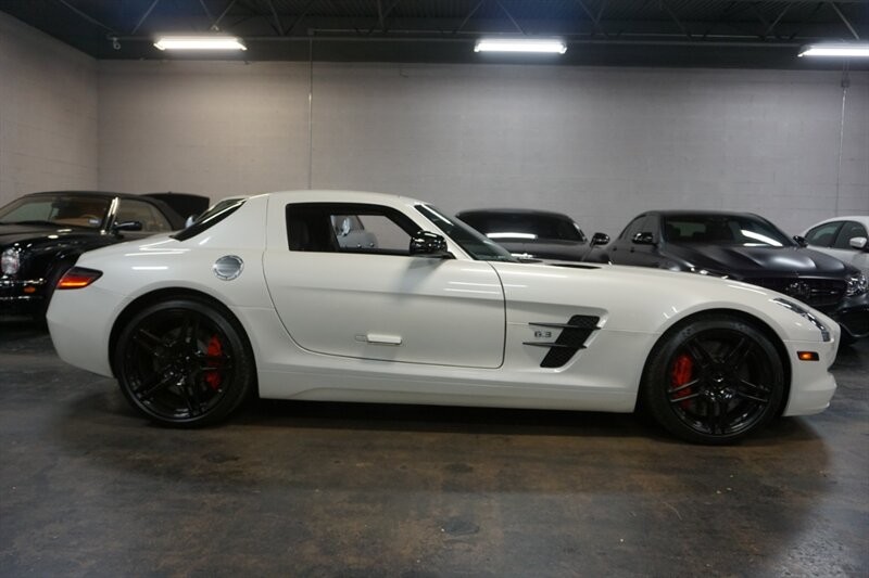 Mercedes-Benz SLS AMG GT Vehicle Full-screen Gallery Image 15