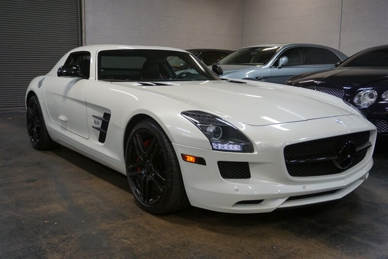 Mercedes-Benz SLS AMG GT Vehicle Full-screen Gallery Image 16