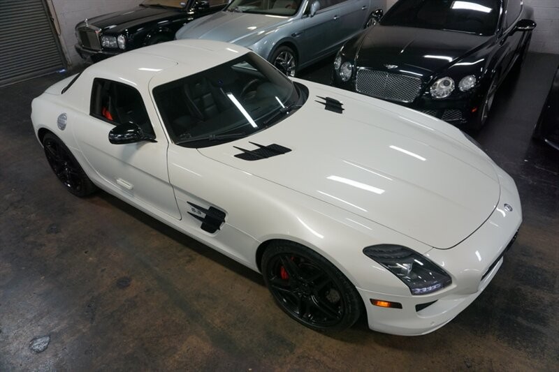 Mercedes-Benz SLS AMG GT Vehicle Full-screen Gallery Image 17