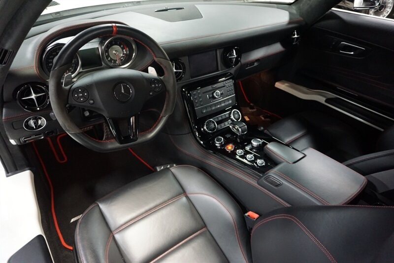 Mercedes-Benz SLS AMG GT Vehicle Full-screen Gallery Image 19