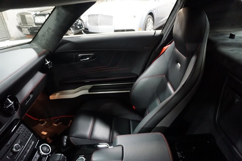 Mercedes-Benz SLS AMG GT Vehicle Full-screen Gallery Image 20