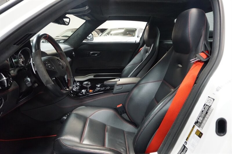 Mercedes-Benz SLS AMG GT Vehicle Full-screen Gallery Image 21