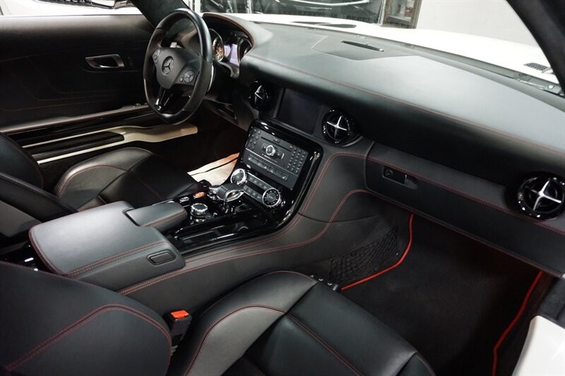 Mercedes-Benz SLS AMG GT Vehicle Full-screen Gallery Image 24