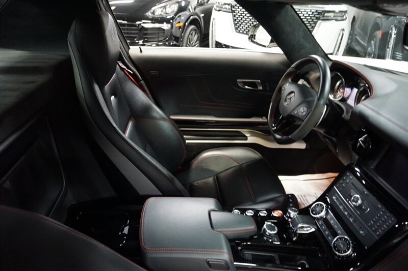 Mercedes-Benz SLS AMG GT Vehicle Full-screen Gallery Image 25