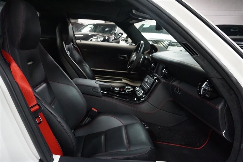 Mercedes-Benz SLS AMG GT Vehicle Full-screen Gallery Image 26