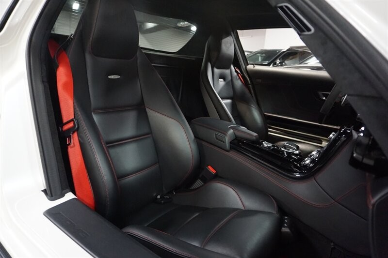 Mercedes-Benz SLS AMG GT Vehicle Full-screen Gallery Image 27