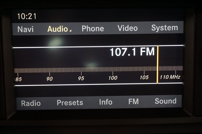 Mercedes-Benz SLS AMG GT Vehicle Full-screen Gallery Image 39