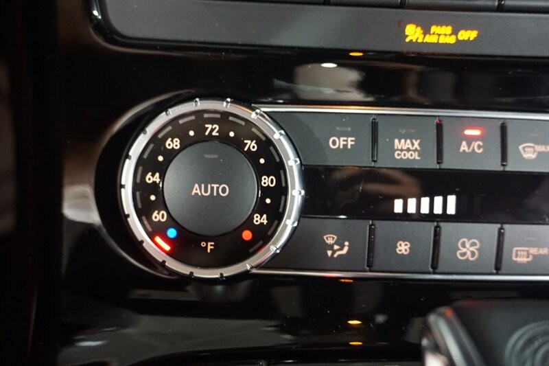 Mercedes-Benz SLS AMG GT Vehicle Full-screen Gallery Image 45