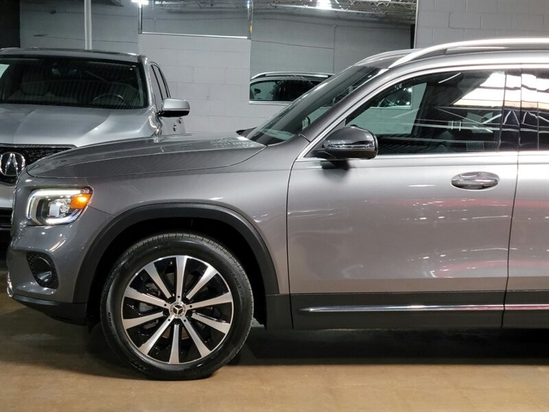 Mercedes-Benz 250 Vehicle Full-screen Gallery Image 04