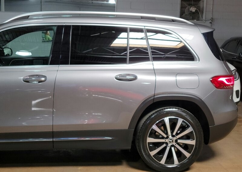 Mercedes-Benz 250 Vehicle Full-screen Gallery Image 05