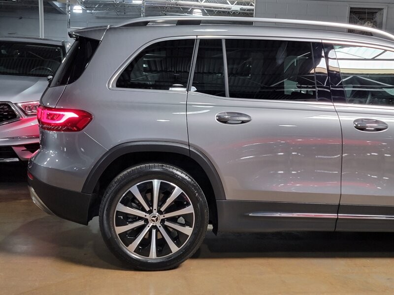 Mercedes-Benz 250 Vehicle Full-screen Gallery Image 11