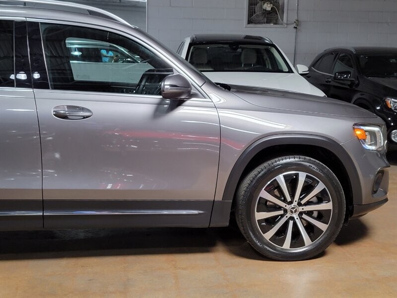 Mercedes-Benz 250 Vehicle Full-screen Gallery Image 12