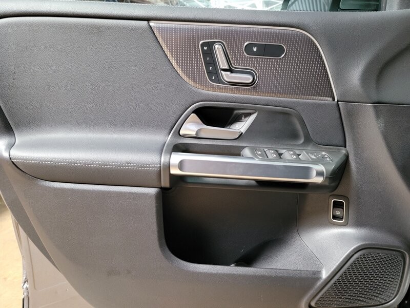 Mercedes-Benz 250 Vehicle Full-screen Gallery Image 16